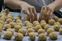 Foto portada: elaboració de panellets en un forn. Autor: ACN.