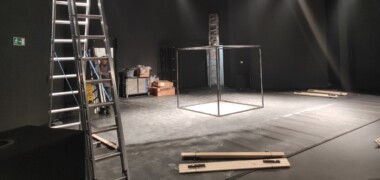 Foto de portada: L'escenari de LaSala preparant un nou espectacle. Autor: M.G